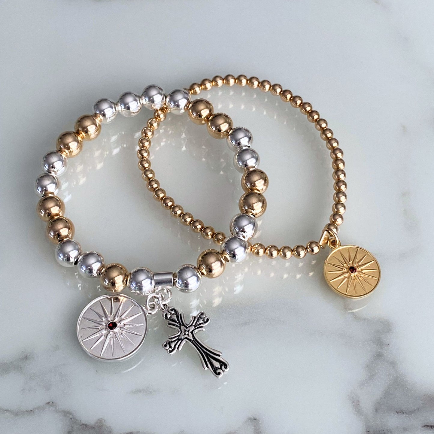 Еденред растеглива нараквица со шарм од Кутлеш